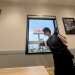 辛麺屋桝元 店内のメニュー画面とスタッフ